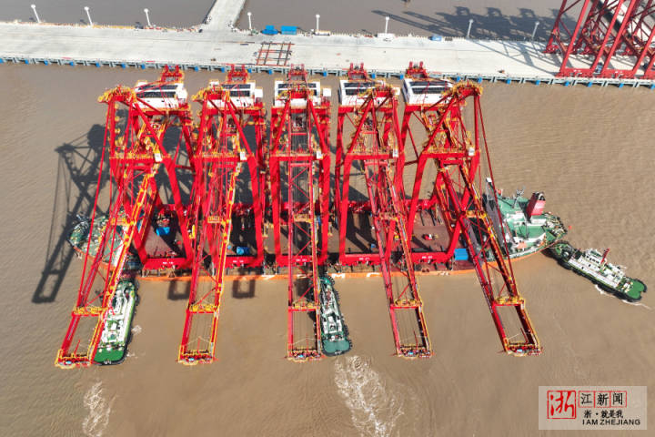 宁波舟山港：大浦口码头又一批新设备到港_fororder_1673132465283_63b9f9b1159bb80b995541a9