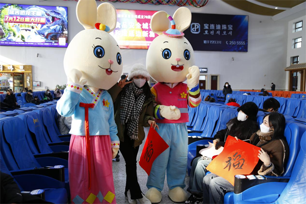 春运首日 延吉车务段温暖回家路_fororder_旅客和生肖兔年吉祥物合影 供图 延吉市委宣传部