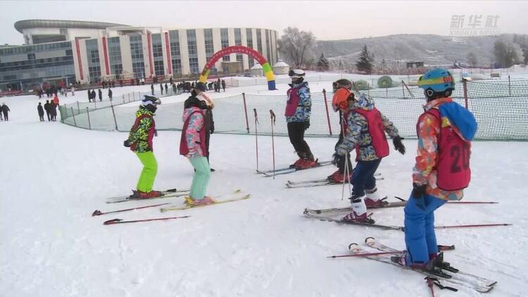 新春走基层丨宁夏泾源：西北小城兴起滑雪热