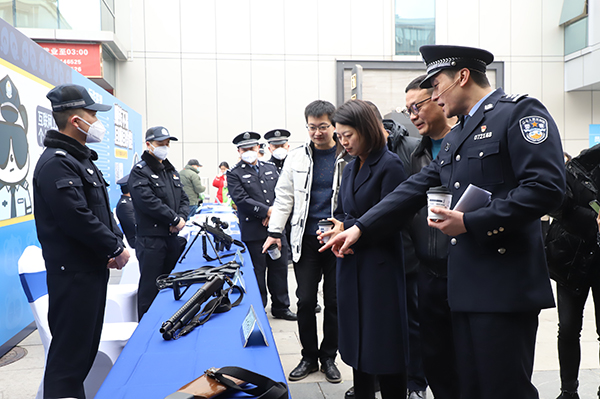 图集｜你的平安 我的节日——庆祝第三个中国人民警察节_fororder_《警用枪械展示现场》1