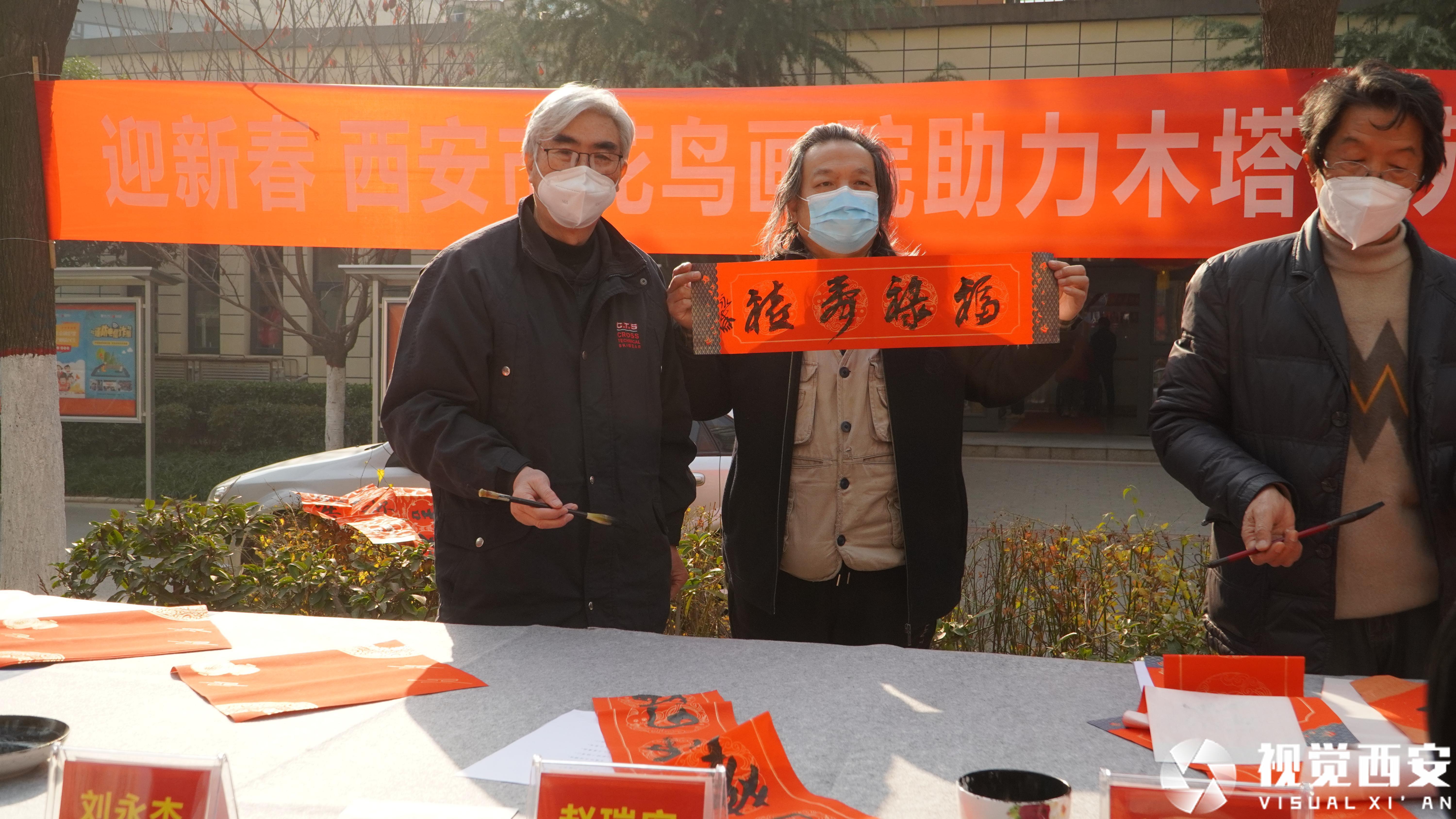 书画家写春联送书画 助力文明社区建设