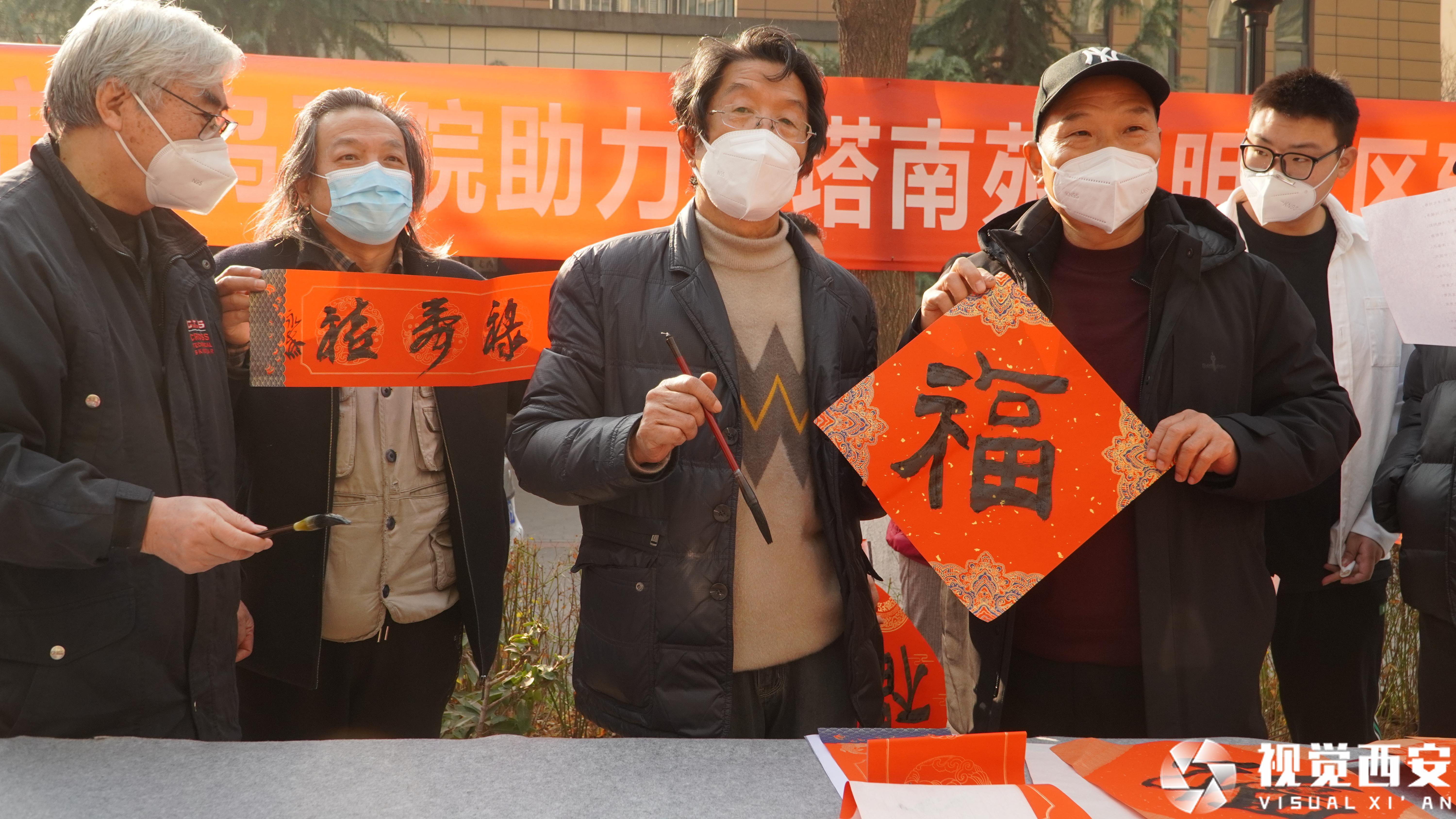 书画家写春联送书画 助力文明社区建设
