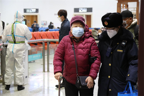 春运首日 延吉车务段温暖回家路_fororder_延吉车务段各站为特殊群体出行提供温馨服务 供图 延吉市委宣传部