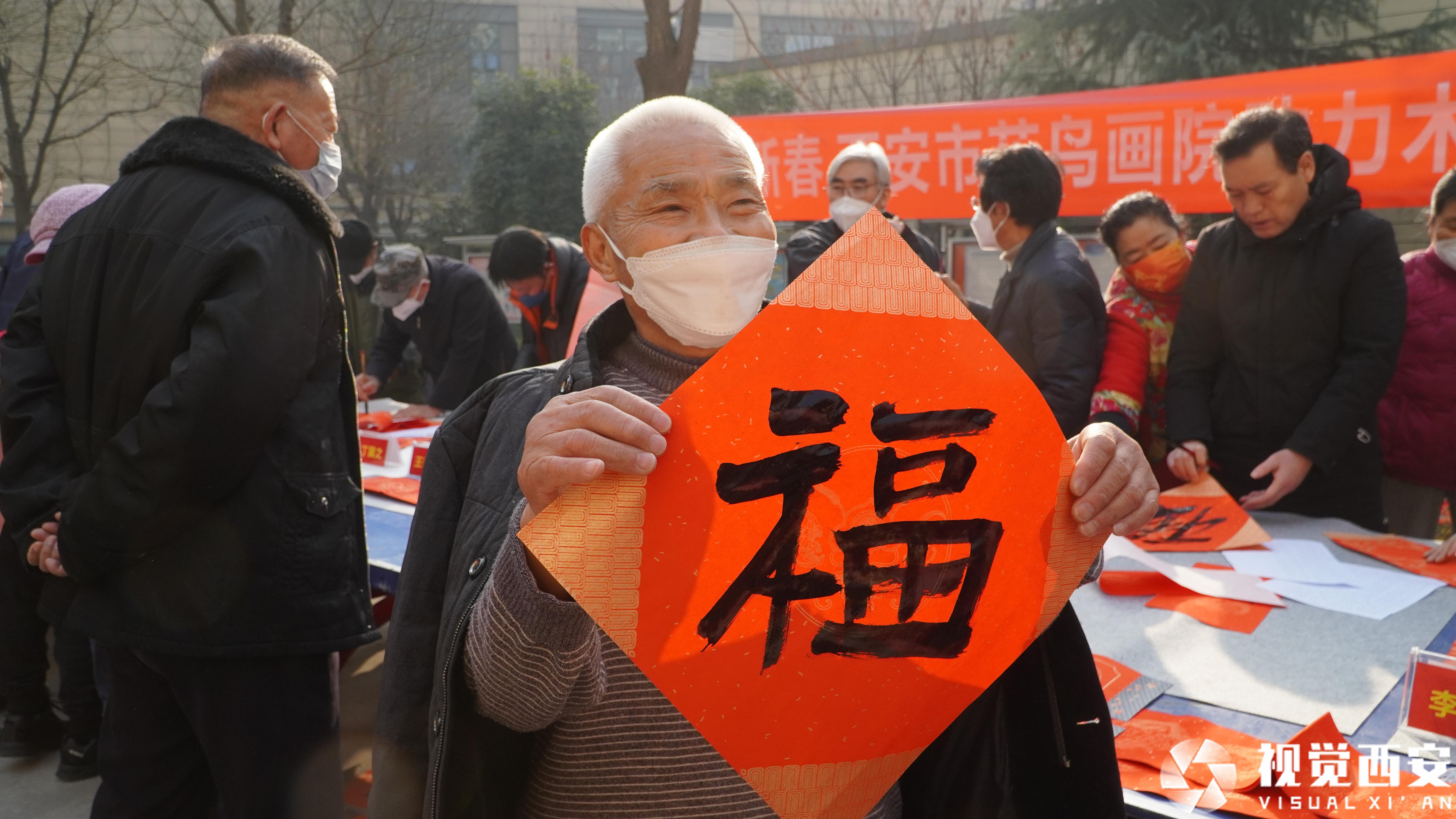 书画家写春联送书画 助力文明社区建设