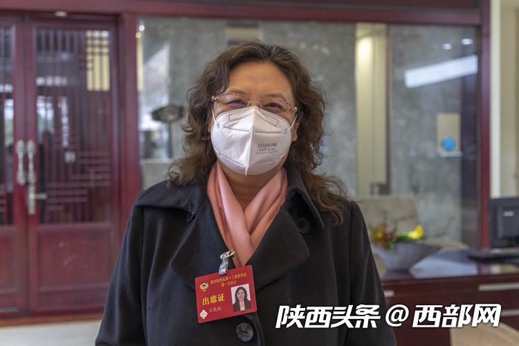 出席陕西省政协十三届一次会议的政协委员陆续报到