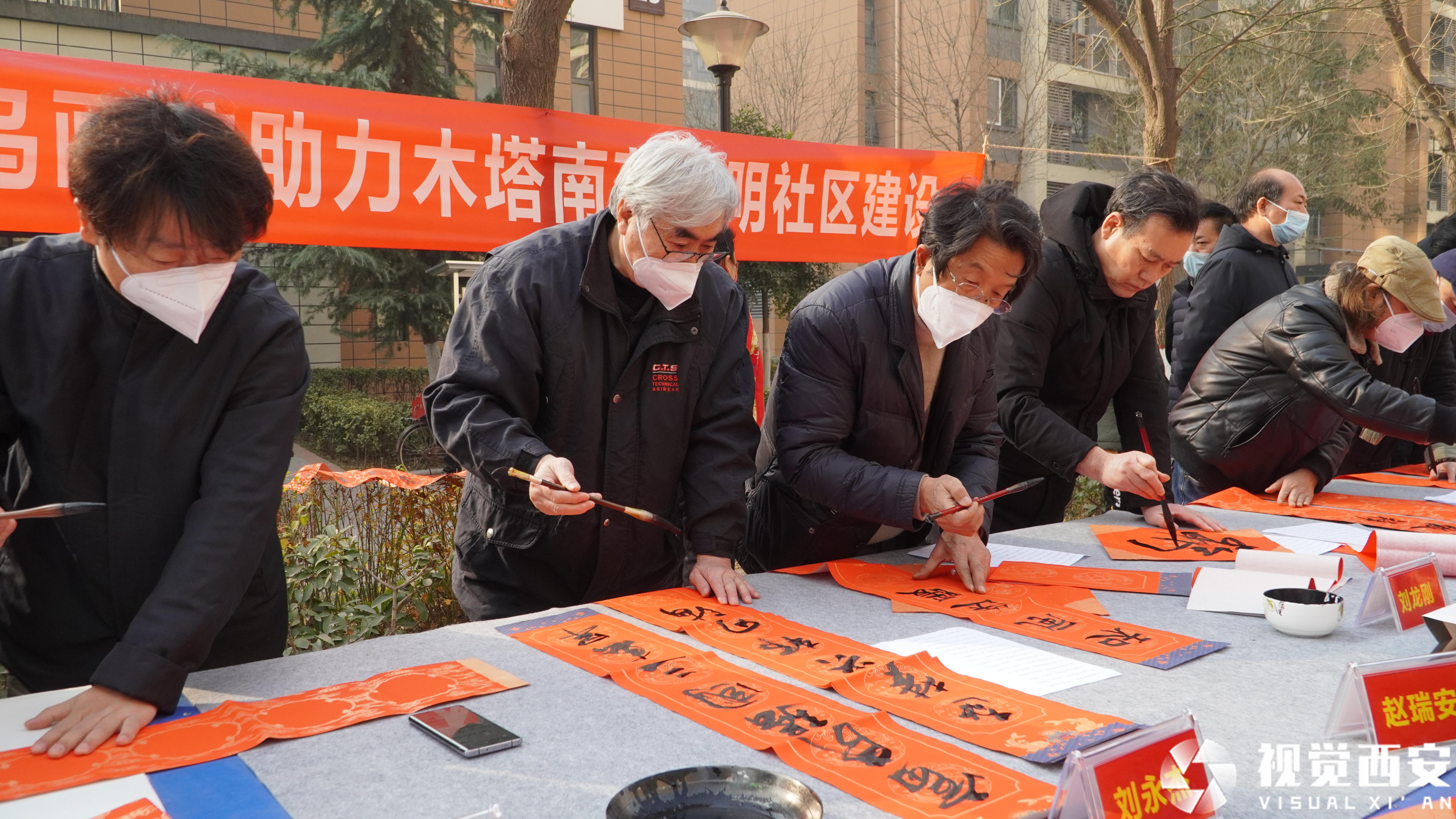 书画家写春联送书画 助力文明社区建设