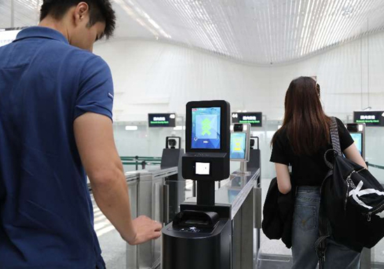 图片默认标题_fororder_旅客直接用身份证通过易安检办理登记手续（曾浩宇 摄）