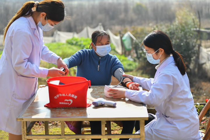 “保健康、防重症” 守好乡村防疫门