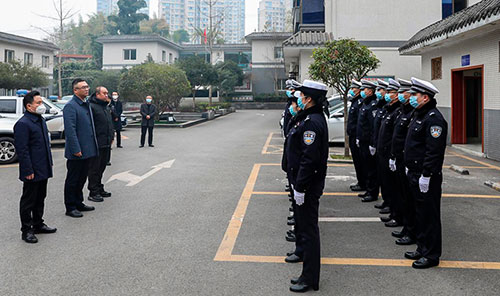自贡市沿滩区委书记刘军看望慰问一线公安民警_fororder_2慰问现场