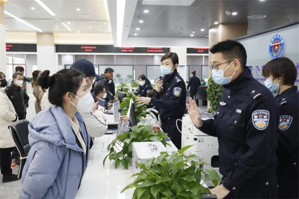 重庆永川积极应对出入境办证“高峰”_fororder_图片1