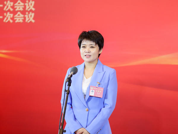 聚焦委员通道｜当今社会该如何注重家教家风建设？张琴委员这样说