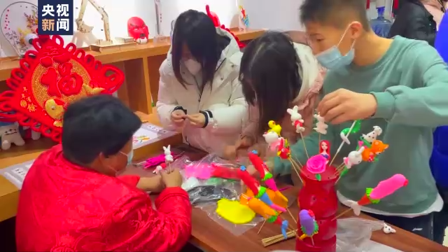 春节越来越近 过年气氛在各地洋溢