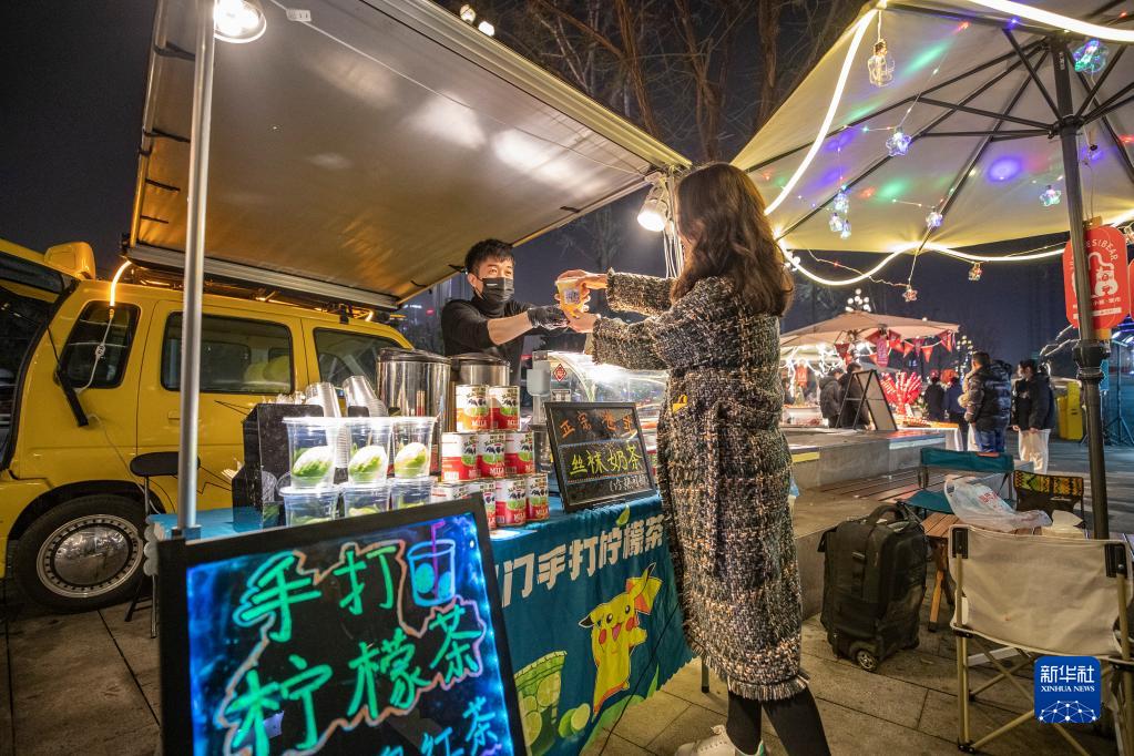 重庆：打造多元消费场景 点亮沿江“夜经济”_fororder_1129357248_16761035255451n
