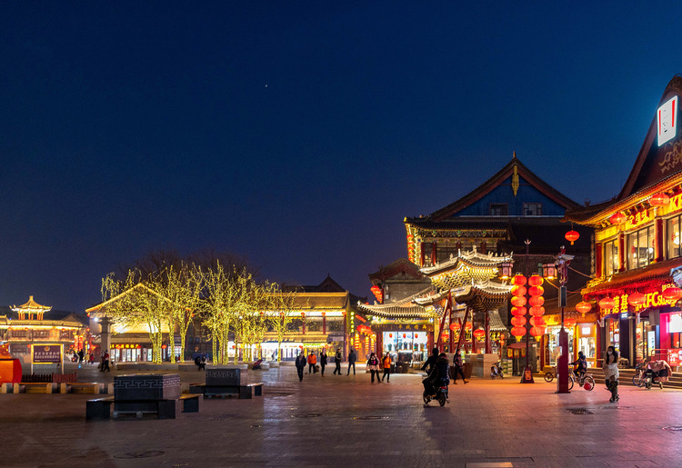 图片默认标题_fororder_游客在玉泉区大召广场游玩赏灯。20230110-DSC_2609