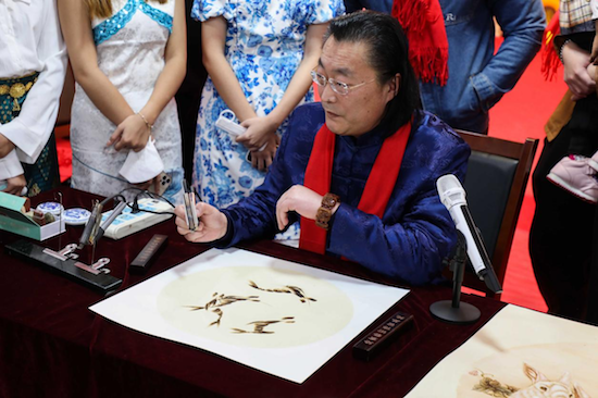 Blending the Chinese Flavor with the International Style, International Students Gather in Shenyang to Celebrate the Preliminary Eve of the Lunar New Year_fororder_辽宁频道-“中国味”对话“世界范” 海外留学生相聚沈阳过小年1221