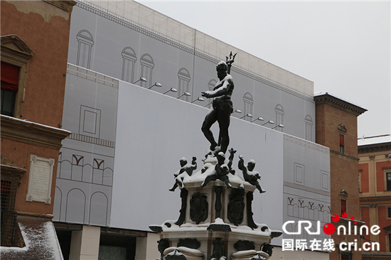 图片默认标题_fororder_3白雪覆盖下的博洛尼亚标志性雕塑--海神喷泉.JPG