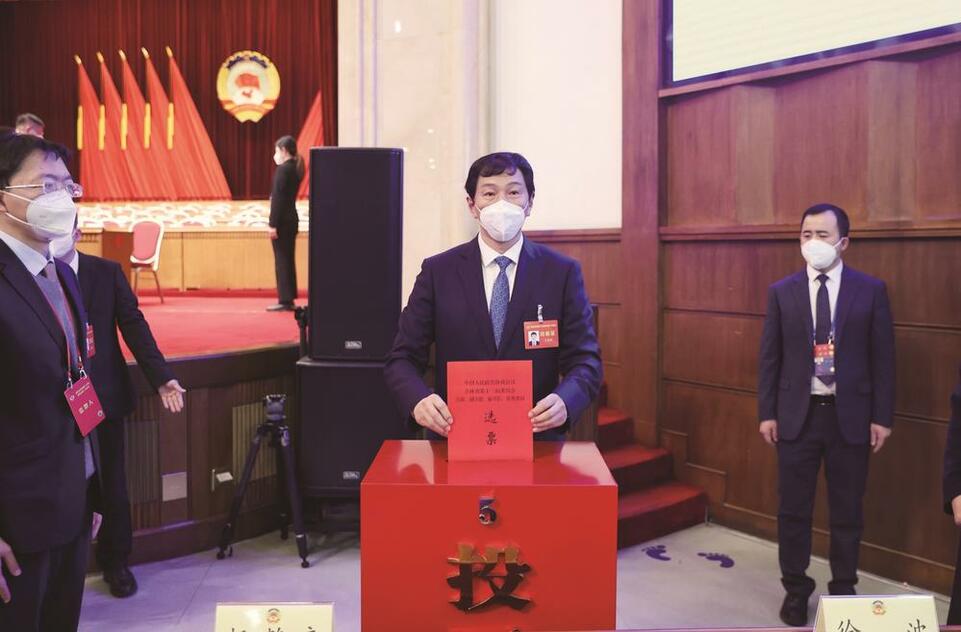 凝聚共识促发展 同心同德谱新篇_fororder_政协委员投下庄严的一票。