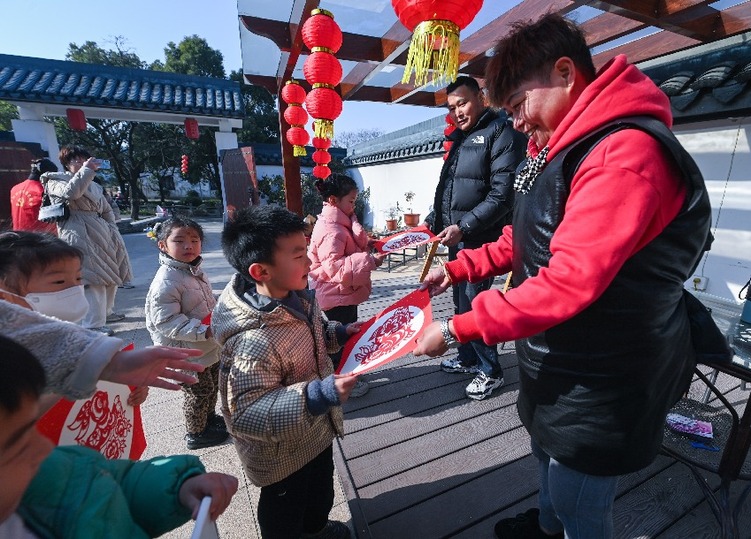巧手剪纸迎兔年_fororder_1129299188_16740928033581n