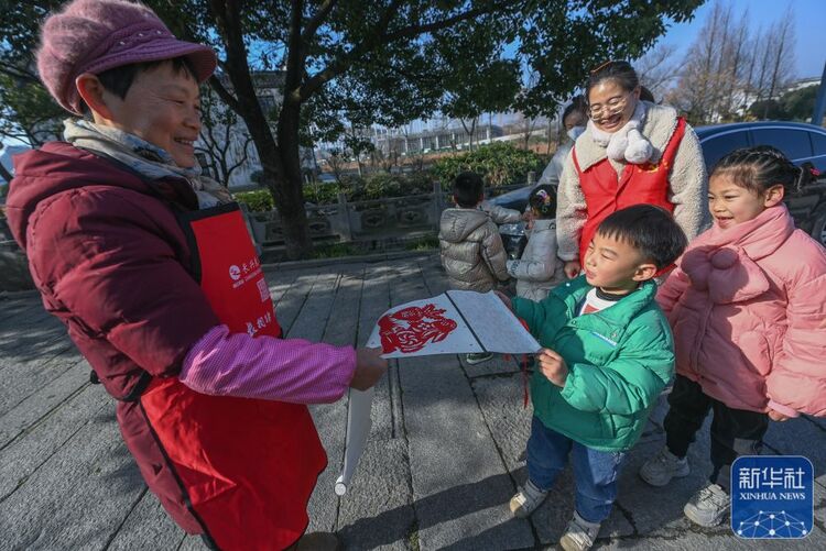 巧手剪纸迎兔年
