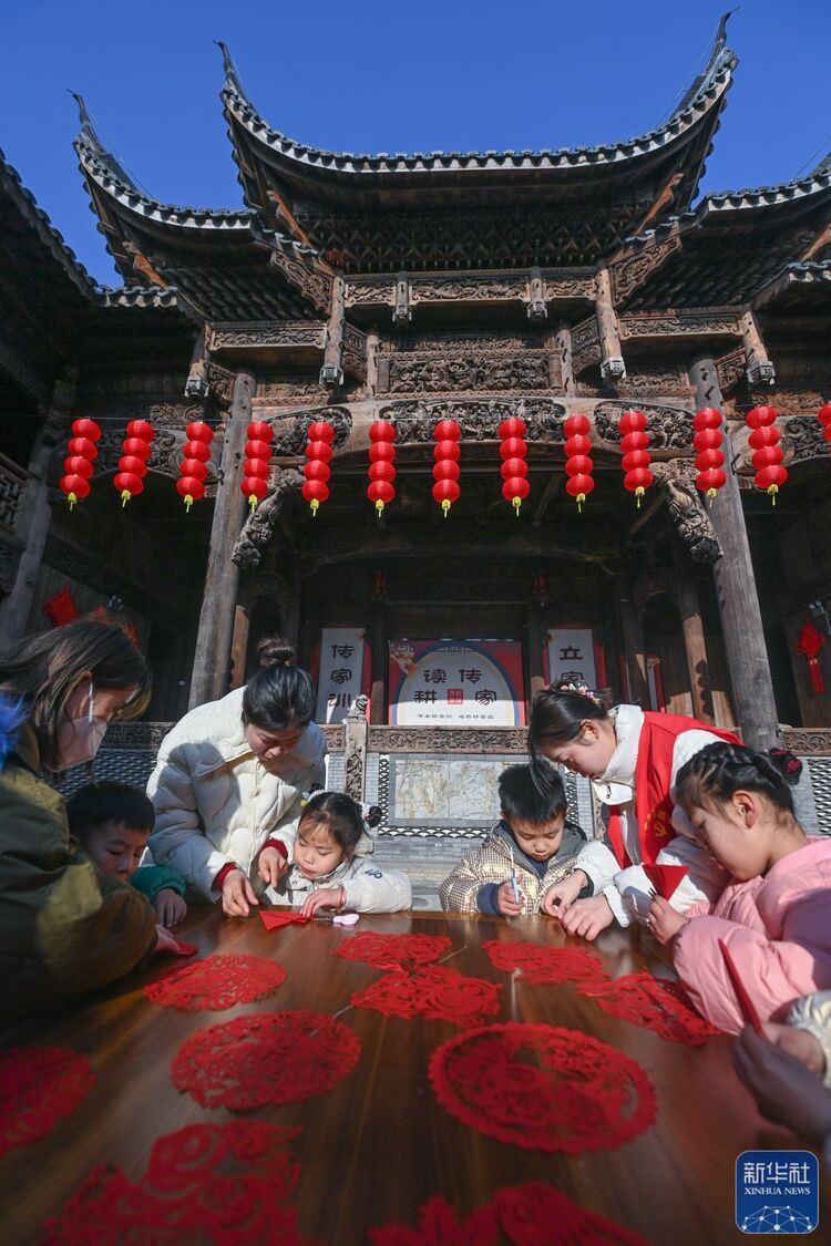 巧手剪纸迎兔年