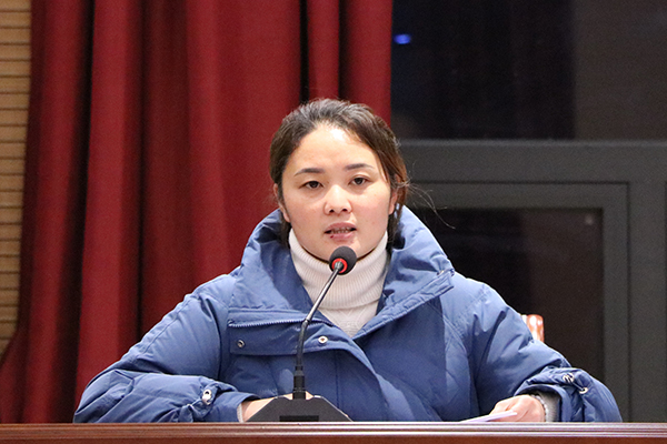 宜宾市一曼中学校：砥砺奋进创佳绩 满怀信心向未来_fororder_周莉对考务工作作强调-摄影-陈千军