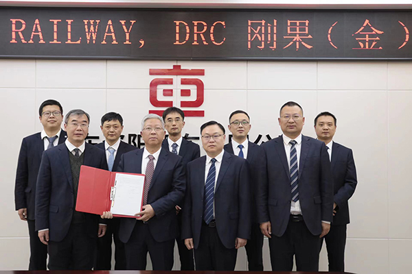 “资阳造”我国首批出口中非地区交流传动内燃机车项目签约_fororder_“云签约”现场-供图-资阳市委宣传部
