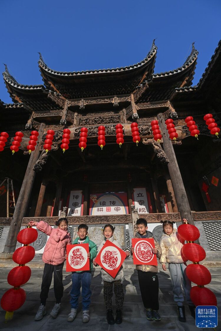 巧手剪纸迎兔年