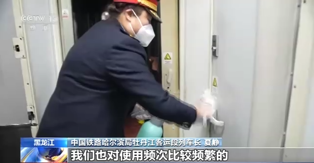 车外天寒地冻 车内温暖如春 “慢火车”里年味浓