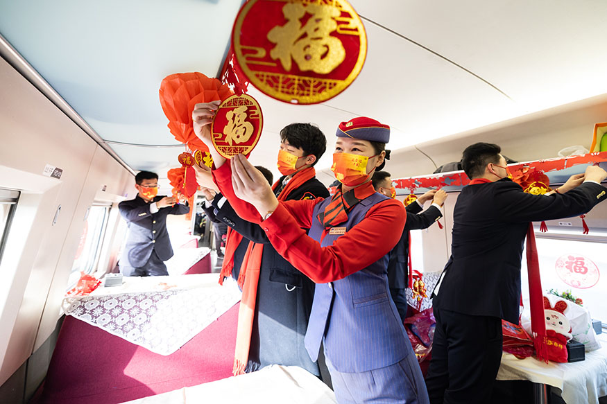 列车上的“迎新年联欢会”让旅客开心回家_fororder_1