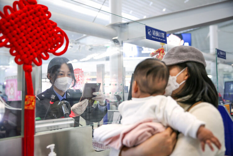 新春走基层丨南粤空港卫士点亮国门除夕“平安灯”