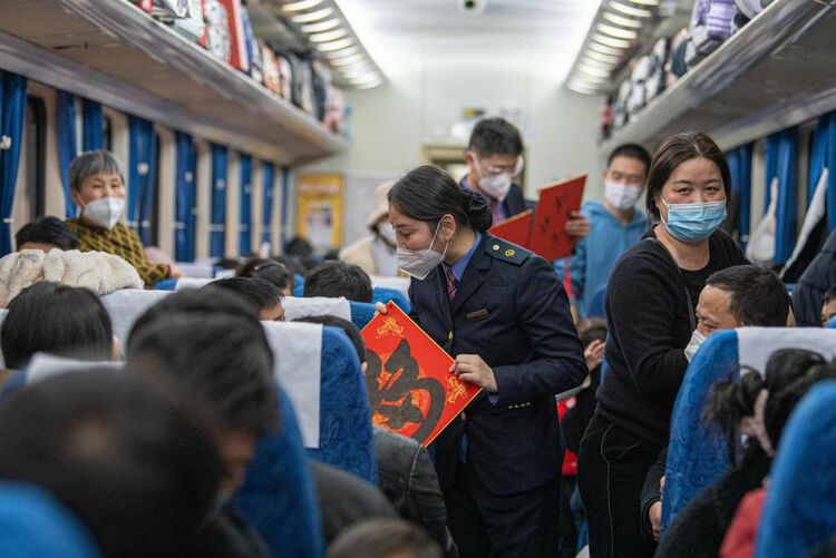 新春走基层|一趟普速列车上的归途故事