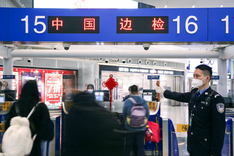 新春走基层丨南粤空港卫士点亮国门除夕“平安灯”