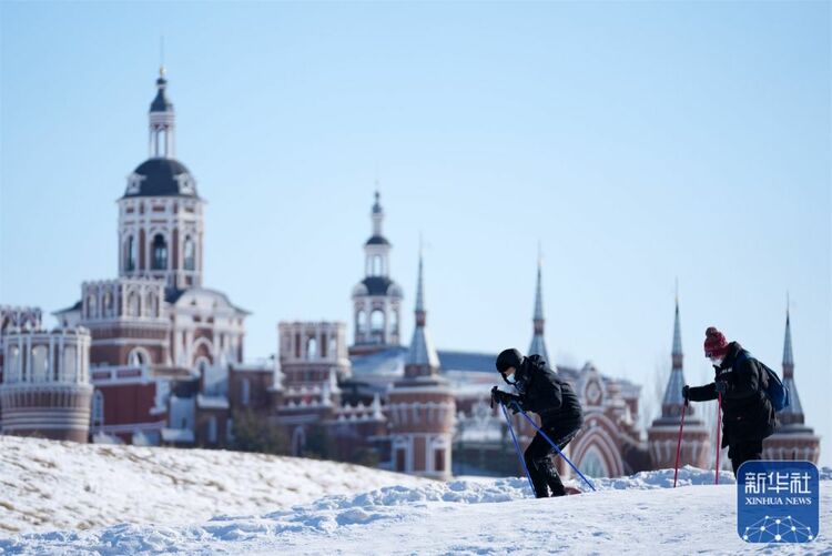 哈尔滨“冰雪城堡庄园”引游人