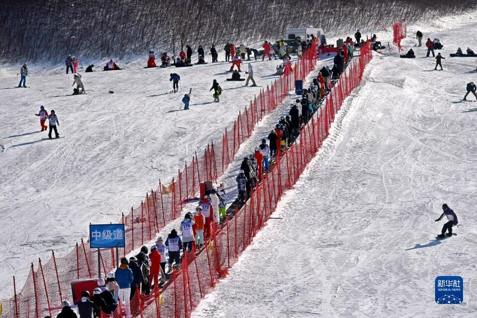 山东青岛：假期滑雪消费持续火爆
