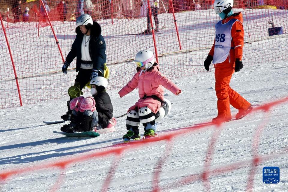 山东青岛：假期滑雪消费持续火爆