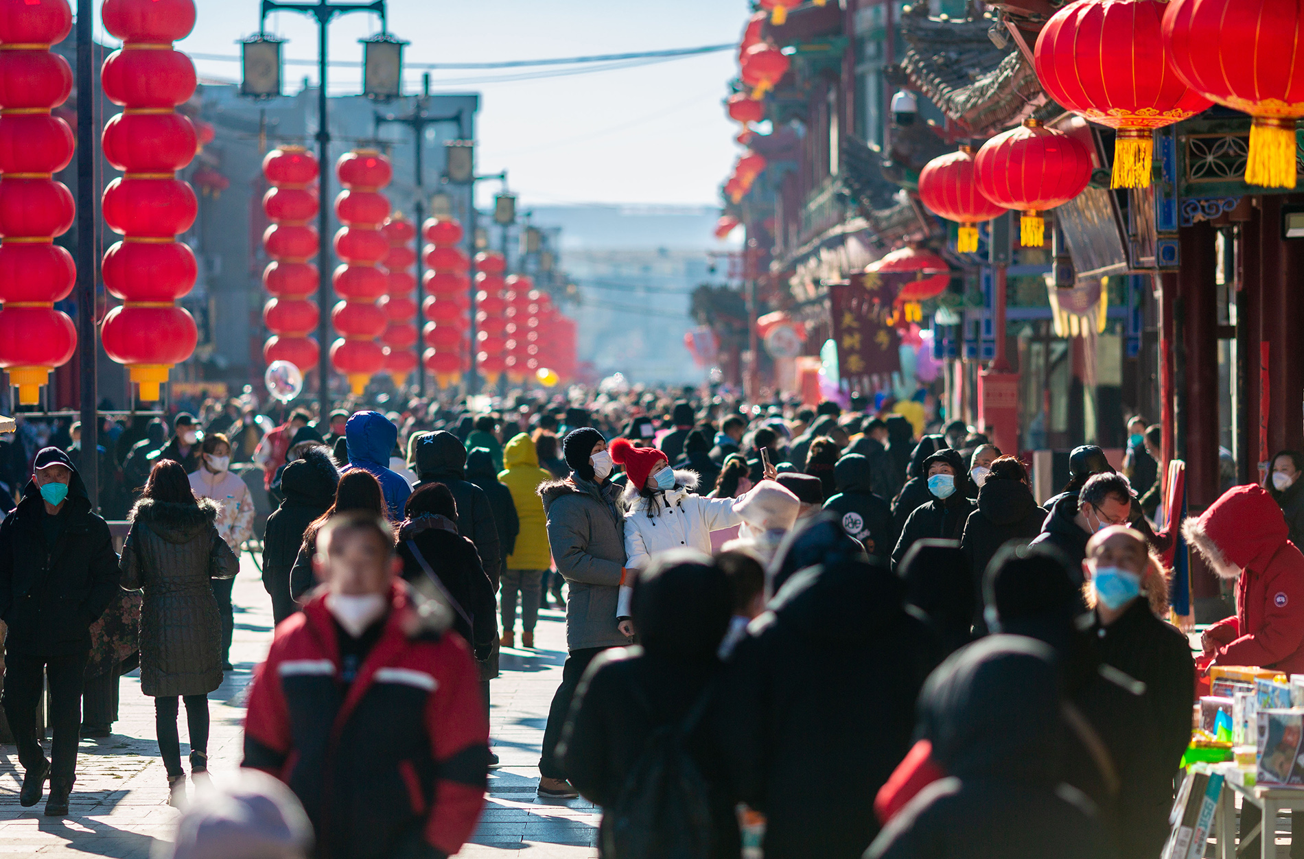 呼和浩特：非遗庙会贺新春_fororder_2023年1月27日，呼和浩特，市民在呼和浩特市玉泉区塞上老街历史文化街区逛庙会。20230127-4E6A6846