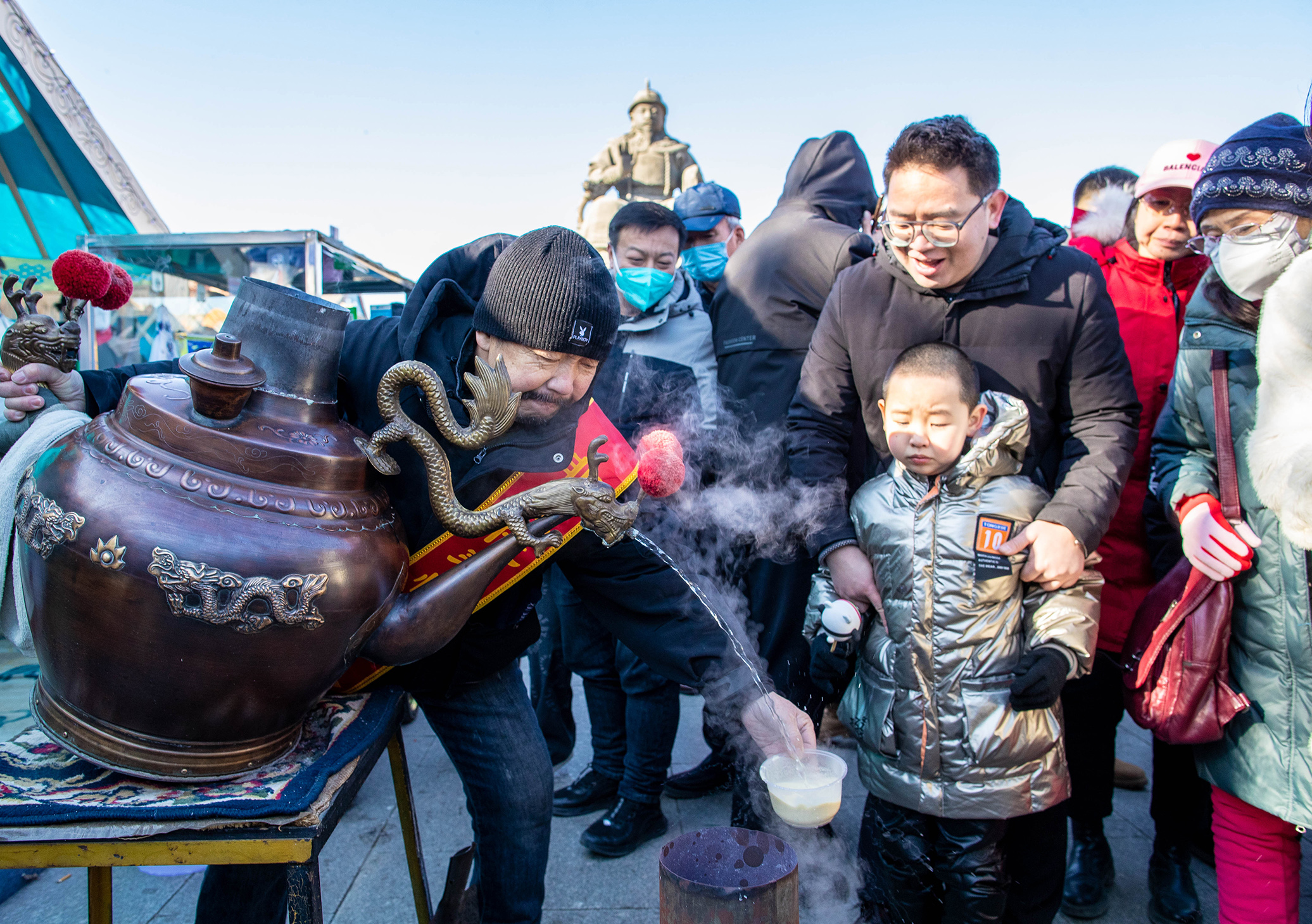 呼和浩特：非遗庙会贺新春_fororder_2023年1月27日，呼和浩特，游客在“塞上老街非遗庙会”上选购茶汤。20230127-B86I2949