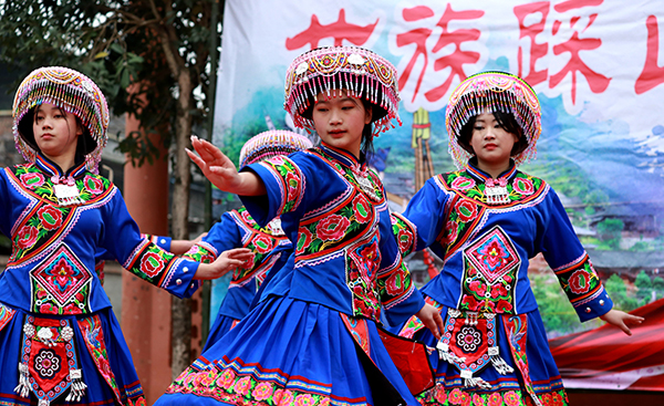 四川纳溪：苗族同胞“踩花山”贺新年_fororder_微信图片_20230128143923