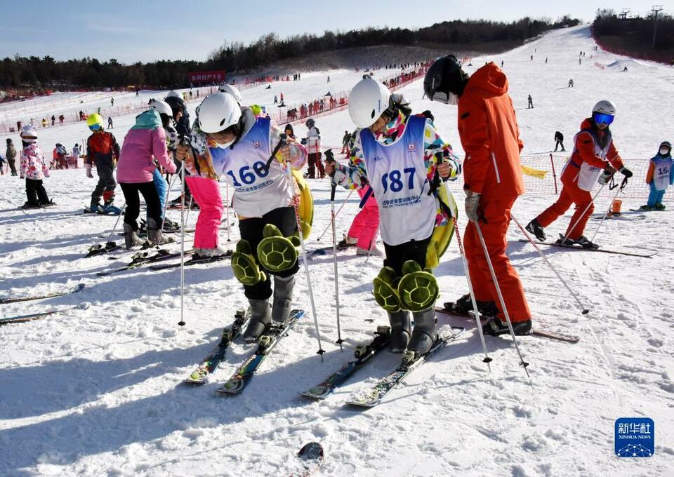 山东青岛：假期滑雪消费持续火爆
