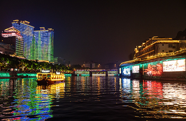 “水陆空”沉浸式夜游新体验 升级版“夜游釜溪”火爆迎客_fororder_2夜游釜溪现场（摄影-廖志全）