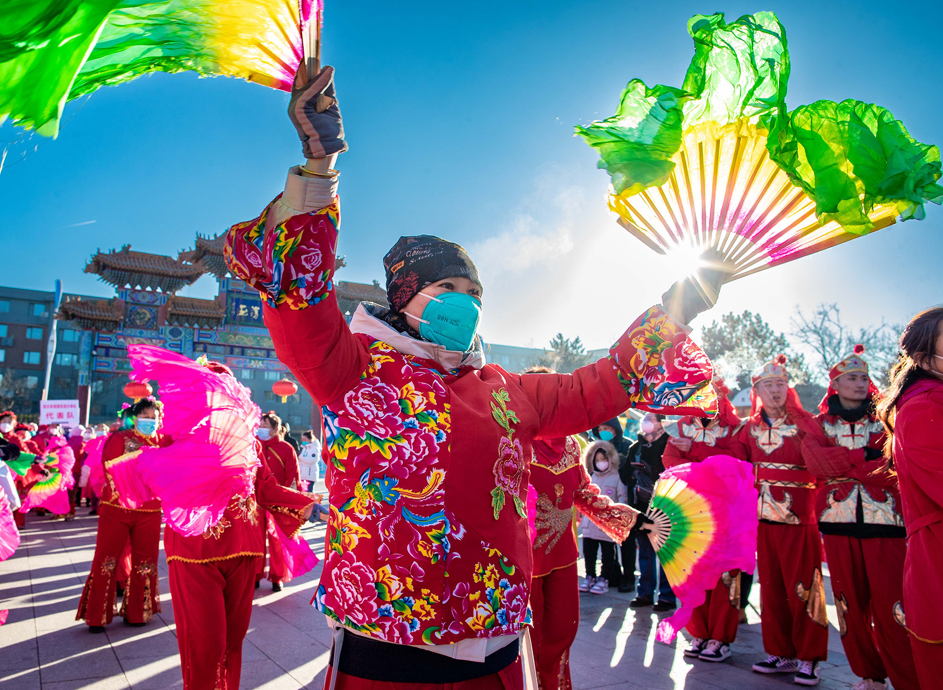 呼和浩特：非遗庙会贺新春_fororder_2023年1月27日，呼和浩特，民间艺人在“塞上老街非遗庙会”上进行传统社火表演。20230127-B86I0952