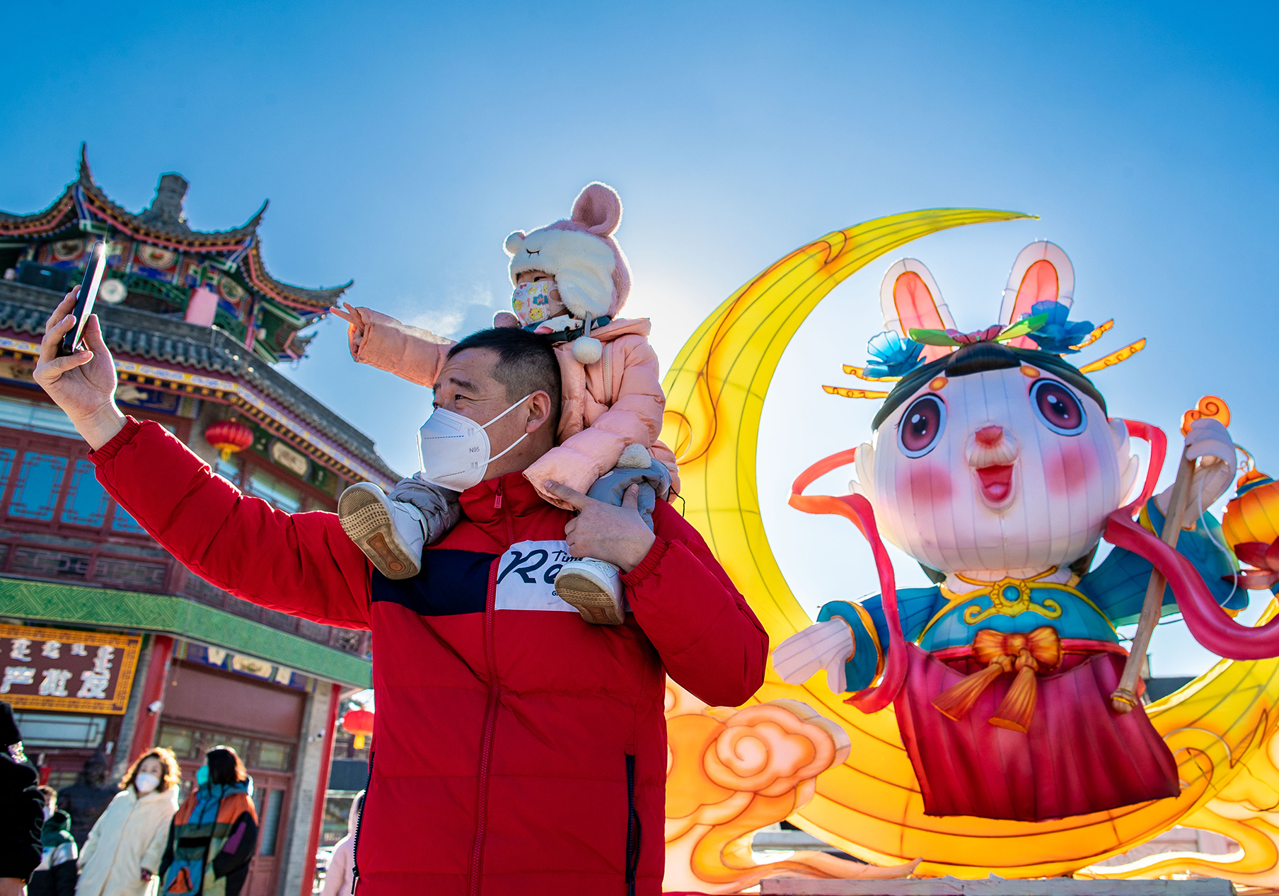 呼和浩特：非遗庙会贺新春_fororder_2023年1月27日，呼和浩特，游客在“塞上老街非遗庙会”上拍照留念。20230127-B86I3019