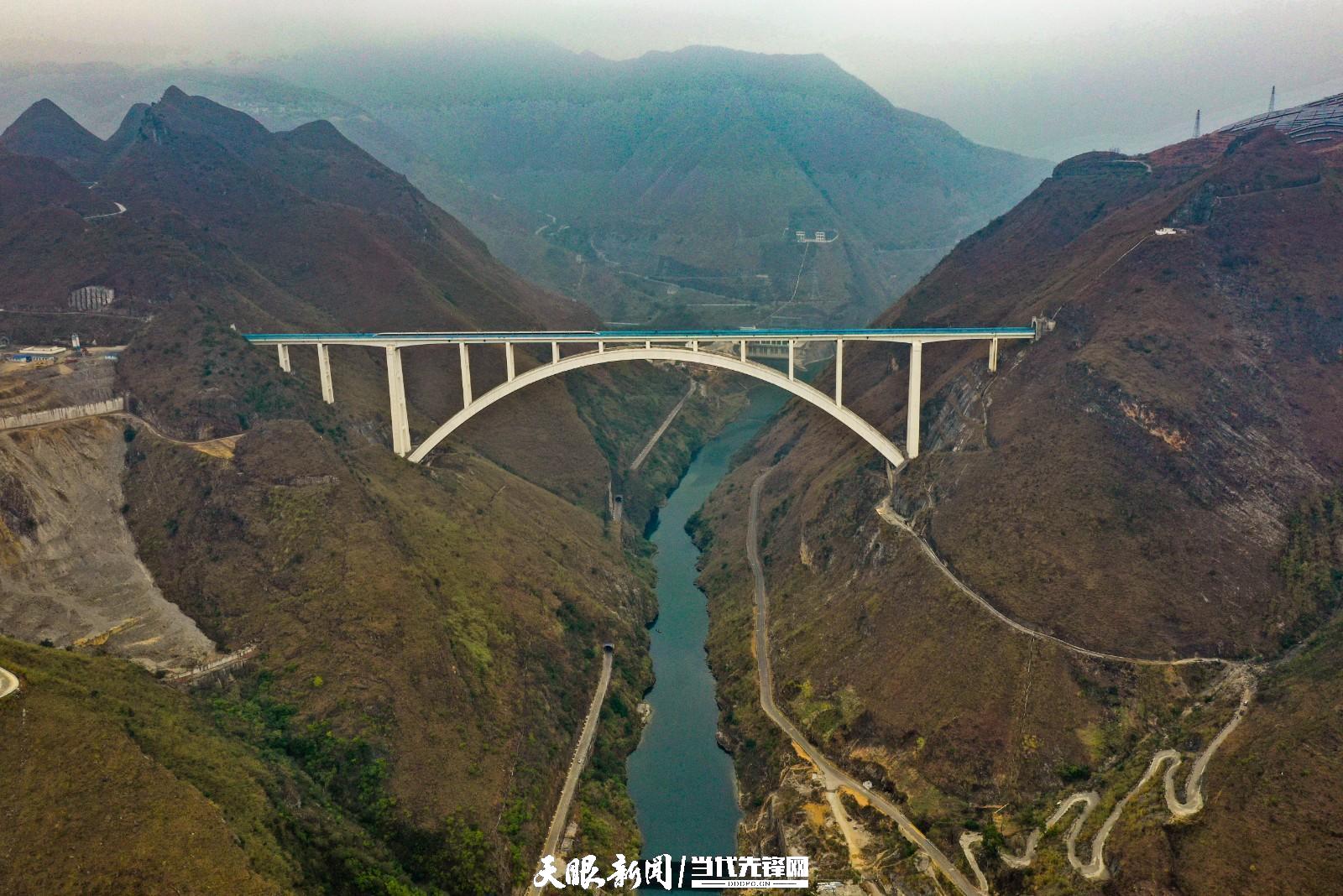 “飞阅”沪昆高铁北盘江特大桥