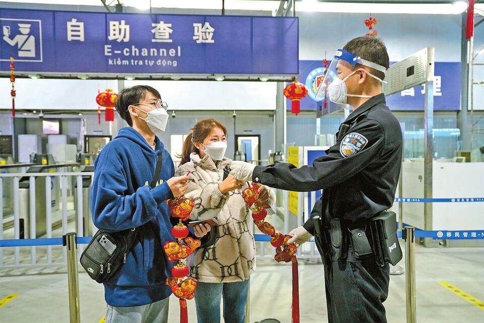 红河河口：服务更暖心 通关更顺畅_fororder_449