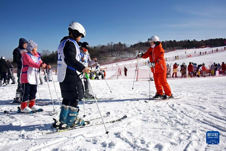 山东青岛：假期滑雪消费持续火爆