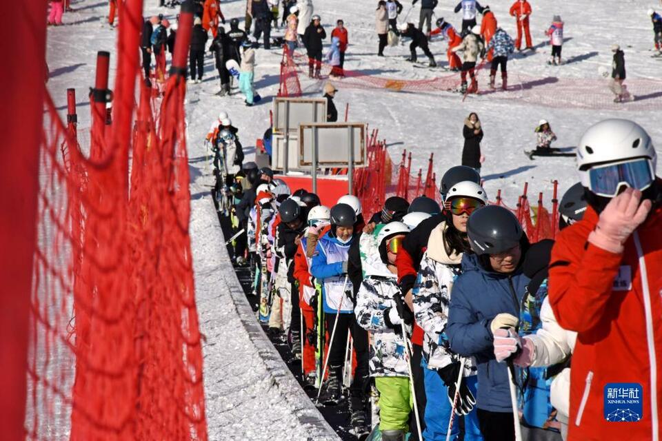 山东青岛：假期滑雪消费持续火爆