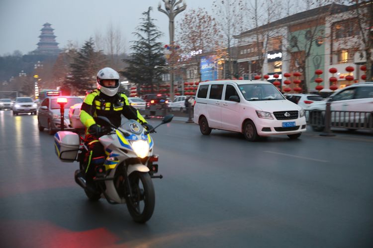 助力城市更文明 宝鸡交警使用移动抓拍设备治理违停