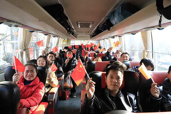 梦想“起飞” 宜宾珙县籍80名务工人员免费乘上包机返岗福建厦门_fororder_乘坐包车去五粮液机场-供图-珙县县委宣传部