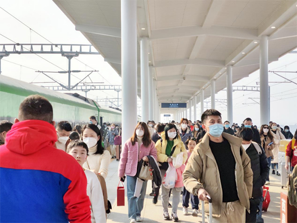 新春走基层｜人气旺！ “复兴号”为西昌文旅复苏注入强劲活力_fororder_未标题-2
