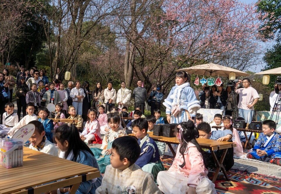 【转载】重庆：这场“樱花班会”充满“文艺范儿”